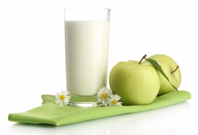 Sữa chua kefir gần giống như sữa chua nhưng lỏng hơn. Đồ uống lên men này có thể làm giảm kích thích ruột, ngăn không cho các độc tố và mầm bệnh ngấm vào máu. Nếu ăn sữa chua kefir hàng ngày thì cũng lưu ý không nên cho đường. 