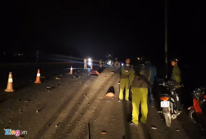 Anh: Canh sat cam sung bao ve hien truong no xe khach o Bac Ninh