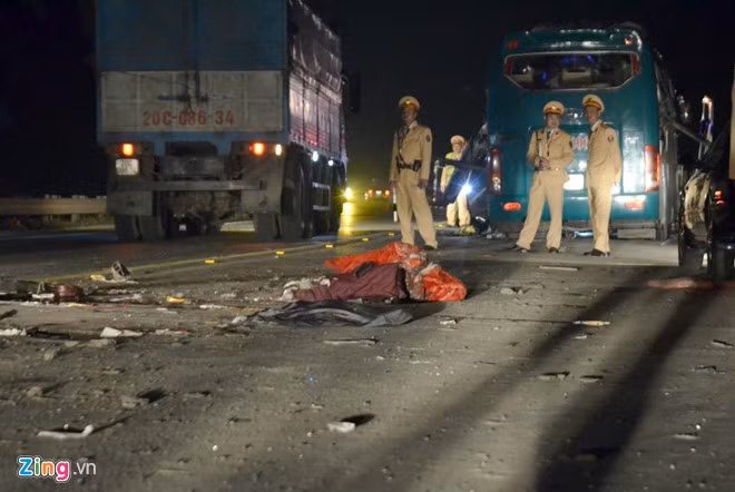 Vụ nổ xe khách ở Bắc Ninh khiến 2 người trên xe tử vong tại chỗ. Sức nổ làm các tấm kính quanh sườn xe vỡ vụn, bắn vương vãi suốt hơn 100 m đường. Tại hiện trường, nhiều vật dụng trên ôtô rơi kín mặt quốc lộ. 