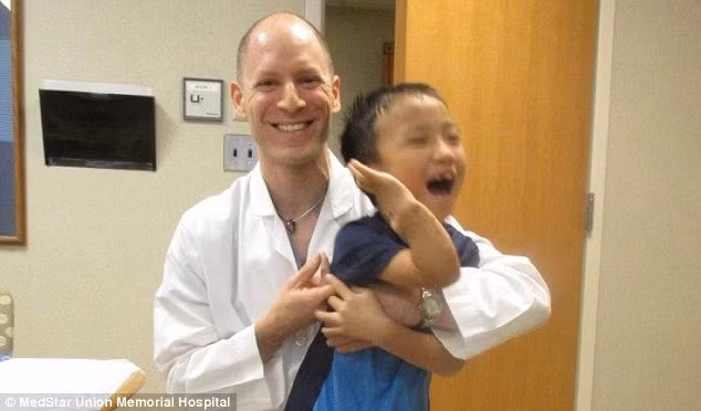 Giai đoạn thứ ba và cũng phức tạp nhất là chuyển ghép ngón. Đây là một quy trình phức tạp đòi hỏi phải giữ được các mạch máu và sụn tiến hợp. Bác sĩ dùng ngón chân thứ hai vì có khớp nối, sụn tiến hợp để có thể cử động, cân bằng và phát triển. 