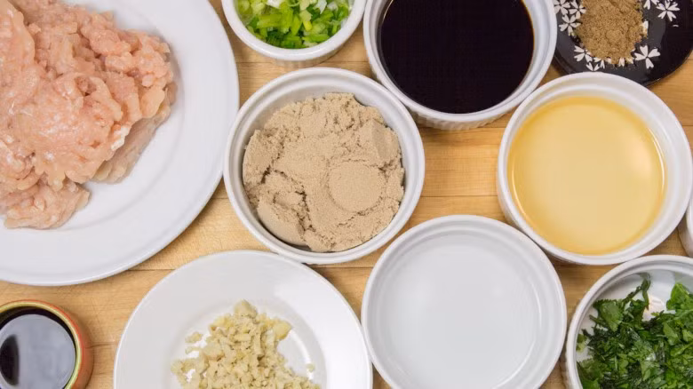 Các nguyên liệu cần chuẩn bị cho phần nước sốt thịt gà băm viên gồm có: ½ chén đường đỏ, ½ chén nước, ½ chén nước tương, ½ chén rượu mirin, 3 thìa gừng băm nhỏ, 1 thìa rau mùi thái nhỏ. Nguyên liệu để làm thịt băm viên gồm: 1/2kg thịt gà xay, 1 quả trứng, hành lá thái nhỏ, rau mùi thái nhỏ, 2 thìa nước tương, hạt tiêu.