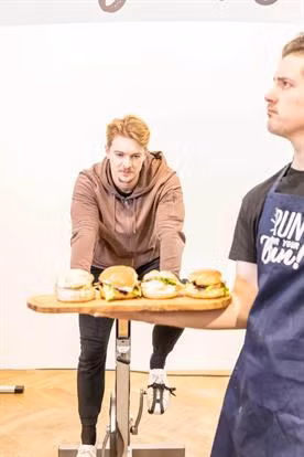 Hỏi về lý do thực hiện mô hình này, David Lloyd cho biết mục đích của quán không phải là tập để đốt hết số calo đã nạp vào mà chỉ là để mọi người hiểu rằng ăn uống và tập luyện là 2 điều cần làm song song để có một cuộc sống khỏe mạnh.