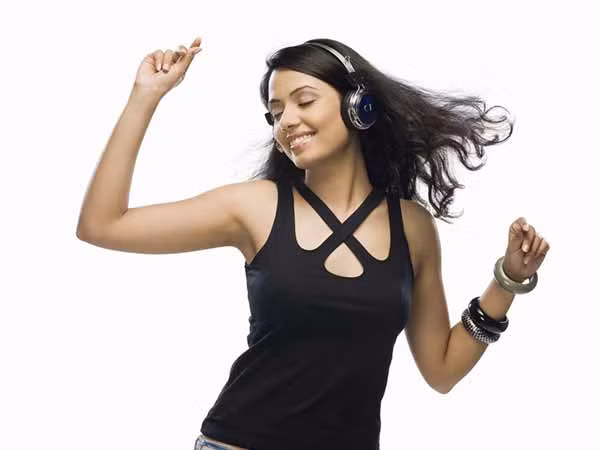 Nghe nhạc nhẹ nhàng: Nghe nhạc hay các phương pháp làm thư giãn thần kinh cũng có tác dụng làm các mạch máu giãn nở và làm giảm huyết áp tự nhiên. (Nguồn ảnh: Boldsky)