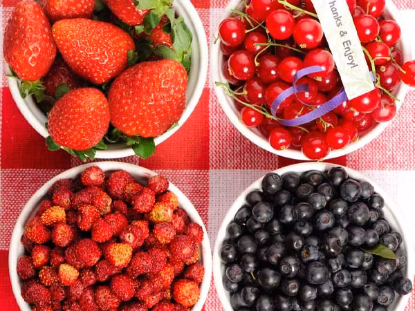 Ăn các loại quả mọng: Các loại quả mọng như dâu tây, việt quất, mâm xôi…có thể làm giảm huyết áp tự nhiên vì những loại quả này chứa polyphenol có thể làm hạ huyết áp