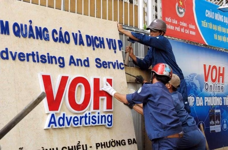 Trước đó, sáng cùng ngày, tại Đài Tiếng nói Nhân dân TP.HCM (VOH), đoàn liên ngành quận 1 phát hiện bồn hoa, bảng hiệu cao 2 m, ngang khoảng 4 m của cơ quan này nhô ra ngoài đã lập biên bản, tháo dỡ. 