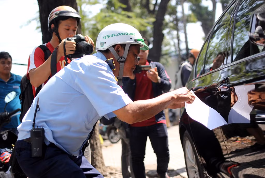 Một đại diện Sở Ngoại vụ có mặt, làm việc với đoàn kiểm tra và yêu cầu được bảo lãnh chiếc xe, sau đó sẽ làm việc với Tổng Lãnh sự để xác minh làm rõ về việc biển số bị dán giấy giả mạo. “Sở Ngoại vụ xác định xe này của người đứng đầu Tổng Lãnh sự Hungary nên người ta đề nghị không cẩu, nộp phạt 700.000 đồng”, ông Hải giải thích về lý do không cẩu xe.