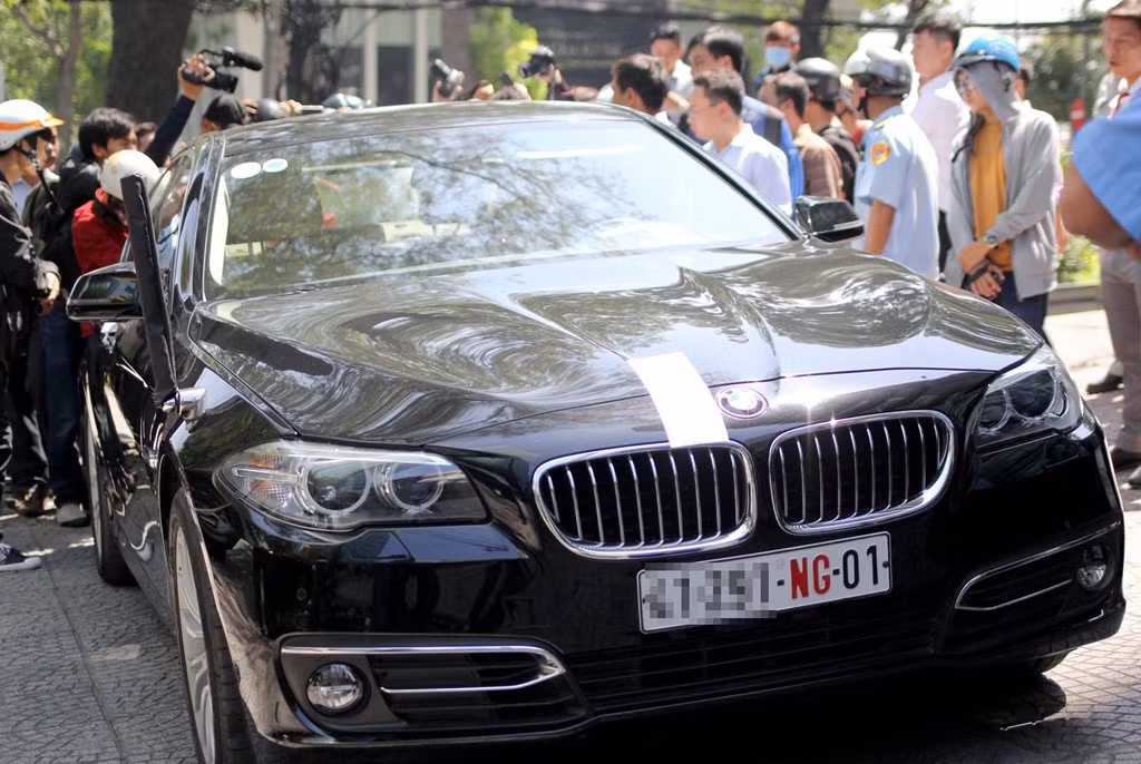 Đoàn liên ngành quận 1 phát hiện một chiếc xe biển số ngoại giao dừng trên vỉa hè đường Lê Thánh Tôn (phường Bến Nghé) đã tiến hành kiểm tra. 