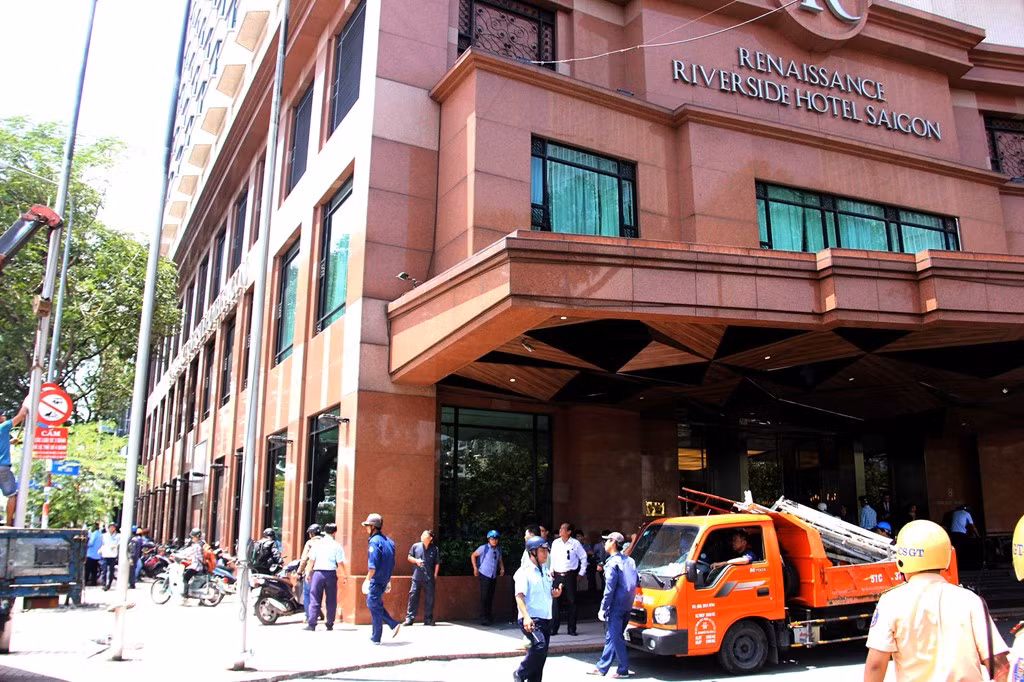 Đến khách sạn 5 sao Renaissance Riverside gần vòng xoay tượng đài Trần Hưng Đạo, phát hiện cột cờ lấn chiếm vỉa hè, ông Hải yêu cầu lực lượng chức năng tháo dỡ. Vị Phó chủ tịch quận 1 cũng yêu cầu phường Bến Nghé kiểm tra bậc tam cấp của khách sạn này và báo cáo cho quận vào chiều nay.