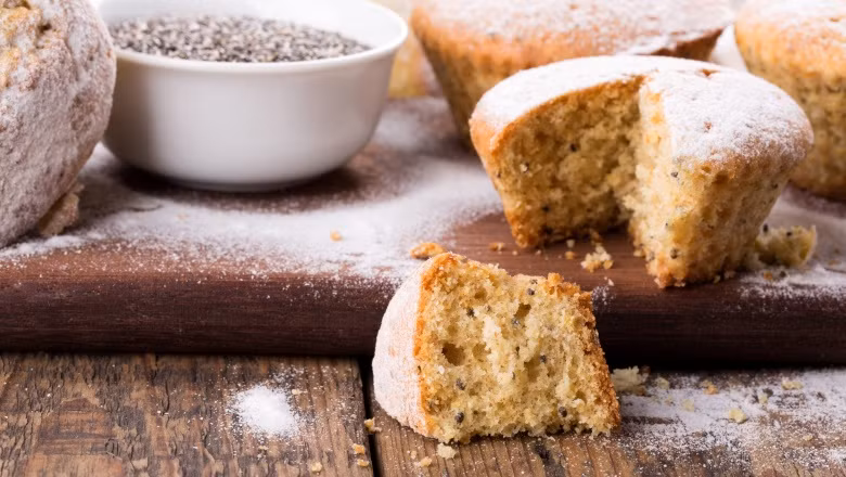 Dùng hạt chia khô làm nguyên liệu nướng bánh cũng an toàn vì hạt chia sẽ hấp thu chất lỏng khi nướng bánh. 