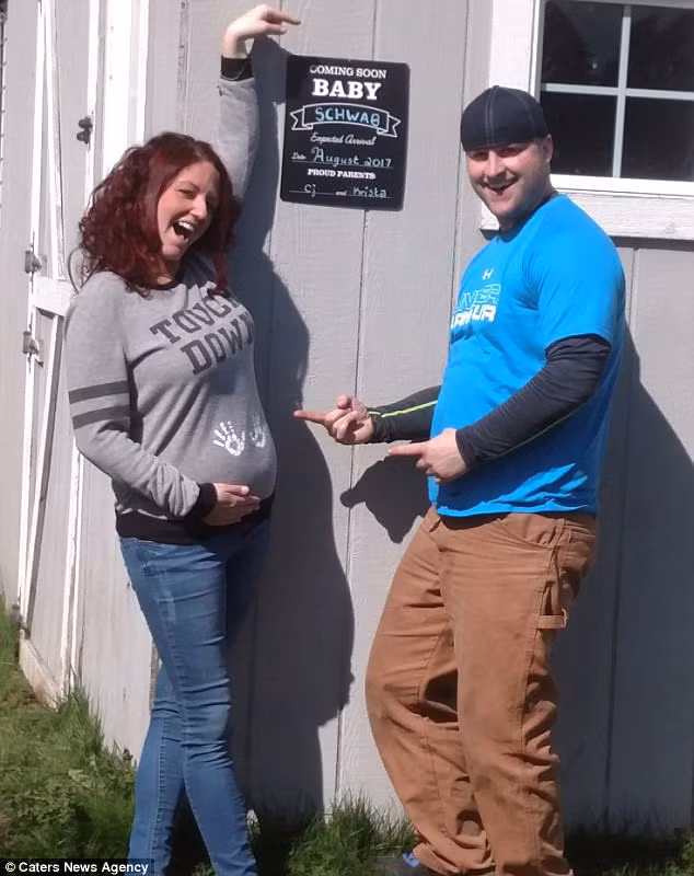 Hiện cô đang mang thai 5 tháng và thai nhi là một bé trai đang phát triển ở bên trong tử cung bên trái. Hầu hết những phụ nữ có tử cung kép đều phải sinh mổ, nhưng cô Krista hy vọng mình có thể sinh thường bằng biện pháp sinh con dưới nước vì sợ rằng tử cung quá nhỏ. 