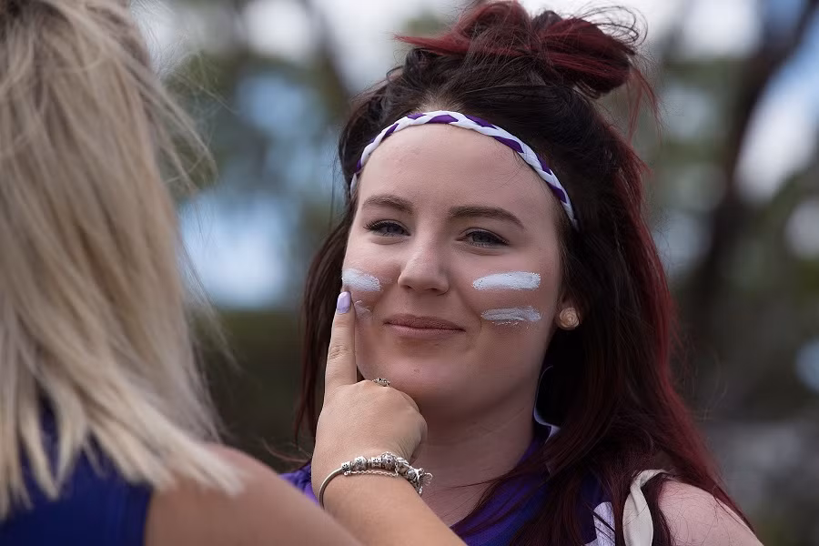 Bước cuối cùng nhưng không kém phần quan trọng là tạo ra lớp màng bảo vệ. Không khí ô nhiễm hơn khiến tia UV mạnh hơn mà còn phản ứng nhanh hơn. Do vậy, cần dùng kem chống nắng có chỉ số SPF30 hàng ngày để bảo vệ da khỏi môi trường ô nhiễm. (Nguồn ảnh: Self)