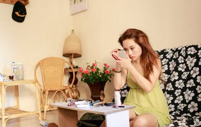 Căn phòng không điều hòa,không nóng lạnh nhưng theo Minh Hằng "Ngay cả khi tôi phải ở nhà thuê như bây giờ, tôi vẫn rất mạnh mẽ, vui vẻ, lạc quan, và sống và cố gắng vươn lên bằng tất cả những gì mình đang có."