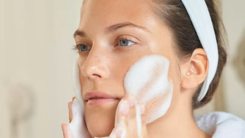 Khi về nhà, cần tẩy trang 2 lần. Nếu muốn làm sạch sâu thì sau khi rửa mặt sạch, đắp thêm một lớp mặt nạ đất sét đồi để khoảng 10 phút. Kết thúc quá trình chăm sóc da cuối ngày bằng serum và kem dưỡng ẩm. 