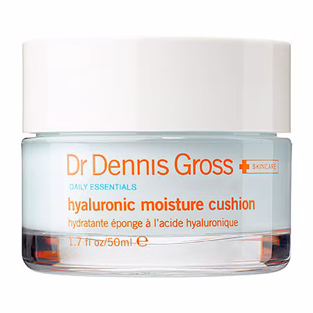 Bắt đầu trình tự trang điểm đi chơi Tết với làn da sạch, ẩm. Tuyệt đối không được bỏ qua bước dưỡng ẩm vì da sẽ tự bù lại độ ẩm bằng cách tiết ra nhiều dầu, tức trái ngược hoàn toàn với điều bạn đang mong muốn. Nên dùng kem dưỡng ẩm không chứa dầu hoặc chỉ chứa dầu thực vật để da không bị dính. 