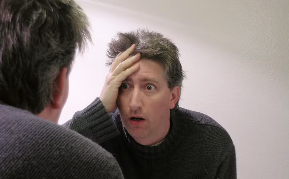 Stress cũng có thể ảnh hưởng không tốt đến tóc: Mặc dù chưa có bằng chứng stress có thể làm tóc bạc sớm nhưng hormone stress có thể ảnh hưởng đến melanocytes (các tế bào sản sinh melanin) ở tóc khiến tóc bị bạc màu. 