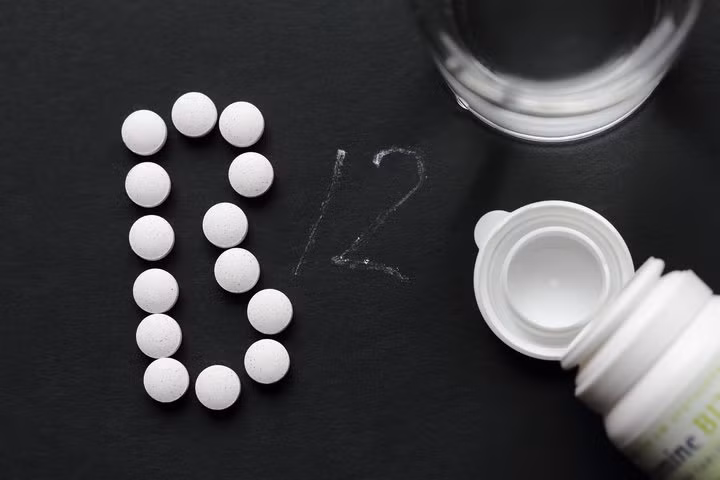 Tóc bạc là biểu hiện của bệnh tật: Tóc bạc có thể là do cơ thể thiếu vitamin B12, thiếu máu, bạch biến hoặc các vấn đề ở tuyến yên, tuyến giáp. 