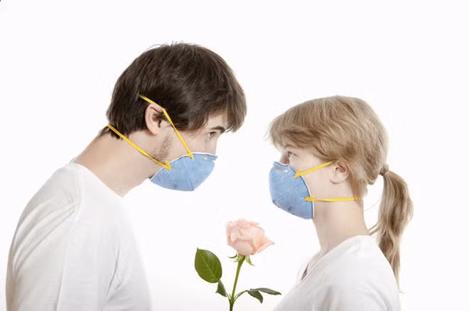 Những người dị ứng với một loại thức ăn nào đó sẽ gặp phải phản ứng dị ứng khi hôn một người vừa ăn chính loại thức ăn đó. Độ nhạy cảm tùy thuộc vào dị ứng nặng hay nhẹ với thức ăn đó. Phản ứng dị ứng có thể là phát ban, sưng mặt, thở gấp, nôn mửa 