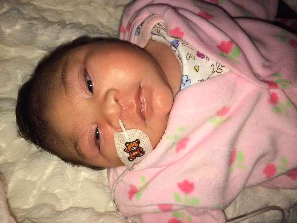 Nếu không may bé May có mệnh hệ gì thì cô cũng sẽ không bao giờ phải hối hận vì đã làm tất cả mọi thứ vì con. Từ khi sinh ra đến nay, bé May chưa hề cất tiếng khóc và hiếm khi mở mắt. Mặc dù bị bệnh hiểm nghèo nhưng bé May vẫn ăn tốt và ngủ xuyên đêm. (Nguồn ảnh: Metro) 