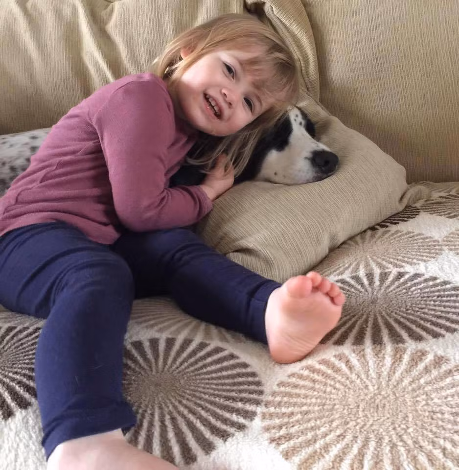 Ông bố này cho rằng quyết định này gây xúc phạm và thất vọng đến người dân khi mà trẻ em dưới 5 tuổi rất dễ bị viêm màng não mà không biết chuyện gì đang xảy ra. Như trường hợp của bé Faye thì còn bị nhầm với nhiễm virus. Đây chính là lý do vì sao vợ chồng anh Burdett khuyên các bậc cha mẹ không nên cho con mình uống paracetamol hay ibuprofen trước khi đưa con mình đi khám bác sĩ. 