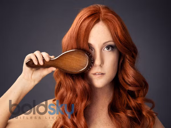 Triệt lông bằng laser phù hợp với tất cả mọi người: Các chuyên gia cho rằng những người có làn da sẫm màu không nên triệt lông bằng laser vì máy triệt lông không thể phân biệt được đâu là lông và đâu là hắc tố melanin của da, vì vậy có thể gây bỏng hoặc khiến da bị thay đối sắc tố. 