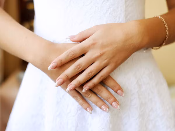 Triệt lông có thể gây vô sinh: Nhiều người cho rằng triệt lông có thể ảnh hưởng đến khả năng sinh sản của nữ giới nhưng điều này hoàn toàn không đúng. Tia laser chỉ đi vào phần gốc của nang lông để những sợi lông rụng đi dễ dàng hơn chứ hoàn toàn không thể đi sâu hơn làm ảnh hưởng tới các cơ quan bên trong. 