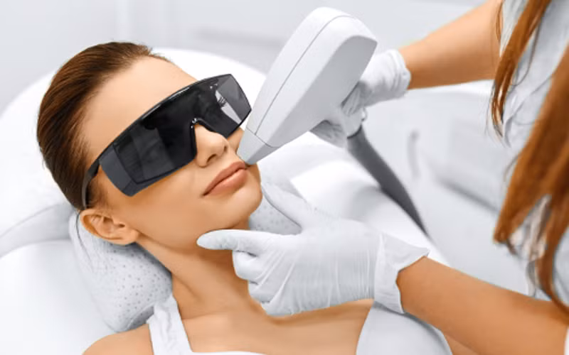 Cần tẩy da chết trước khi triệt lông: Bạn không cần tẩy da chết trước khi triệt lông vì dù có thực hiện điều này hay không thì hiệu quả vẫn không thay đổi. 