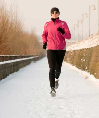 Khi thời tiết lạnh, bạn không nghĩ đến cấp nước nhiều như mùa hè. Nhưng dù có tập thể dục hay không, tập trong nhà hay ngoài trời, đổ mồ hôi nhiều hay ít vẫn cần bổ sung nước vào mùa đông đầy đủ cho cơ thể. 