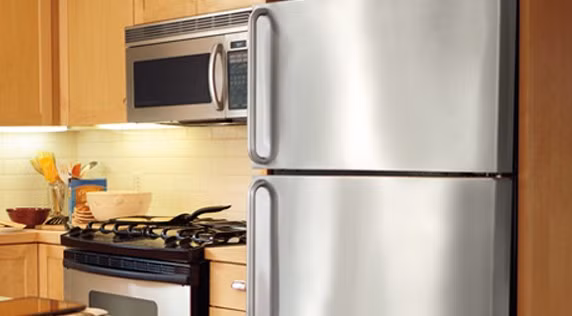 Bạn có thể giảm được nguy cơ mắc các bệnh từ thực phẩm bằng cách thường xuyên lau dọn tủ lạnh và bọc kín thực phẩm. Trong vòng 2 giờ kể từ khi mua về cần cho thực phẩm vào tủ lạnh. Đồ ăn còn thừa nên được bảo quản ở nhiệt độ từ 0-4 độ C và nên ăn hết trong vòng 3-4 ngày. Không rã đông thực phẩm ở nhiệt độ phòng, cách an toàn nhất là rã đông ở ngăn mát và chế biến ngay lập tức. 