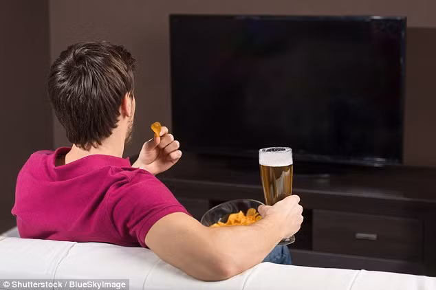 Khi mới được phát minh ra, vị trí của TV là ở trong phòng khách nơi gia đình quây quần. Nhưng rất nhiều căn bếp hiện đại ngày nay có cả TV để phục vụ nhu cầu giải trí dẫn đến ăn vô thức và ăn quá nhiều. 