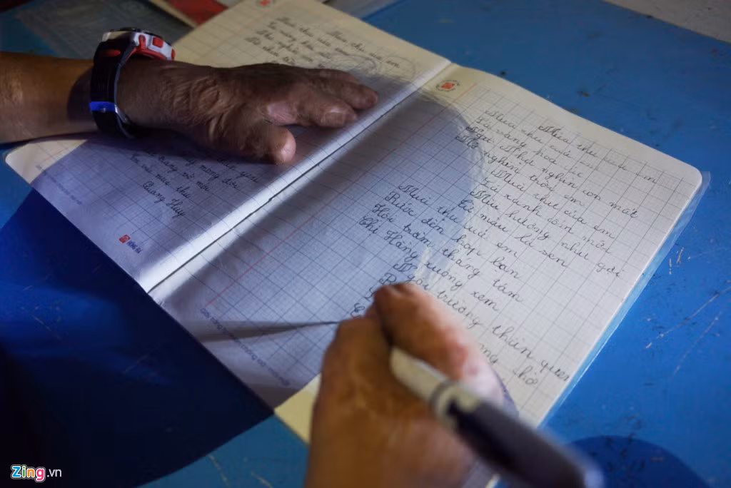 Tuy nhiên, Linh đã hồi sinh kỳ diệu và vươn lên mạnh mẽ. Em hiện là một cậu bé rất ham học. Dù đôi tay không còn lành lặn nhưng Linh viết chữ rất đẹp. Cậu bé chia sẻ phải tập mất 1 năm em mới viết được chữ. "Những ngày đầu, tay cháu cứ cầm bút là đau nhức. Nhưng được mẹ và cô giáo động viên nên dần cháu quen. Giờ cháu viết chữ thành thạo rồi", cậu bé hồ hởi khoe. 