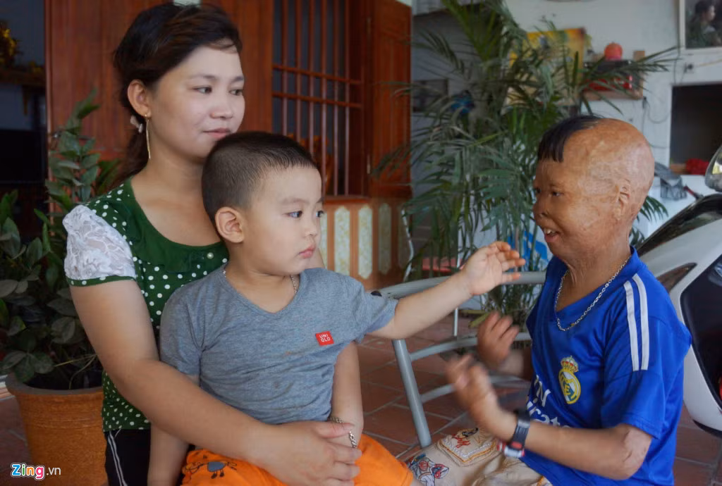 Chị Lê Thị Hà (33 tuổi, mẹ ruột Linh) hiện đã vơi bớt nỗi đau. Lầm lỡ một đời chồng, chị đi thêm bước nữa với một người đàn ông khác và có thêm một con trai. Người chồng mới rất đồng cảm và yêu thương chị. 