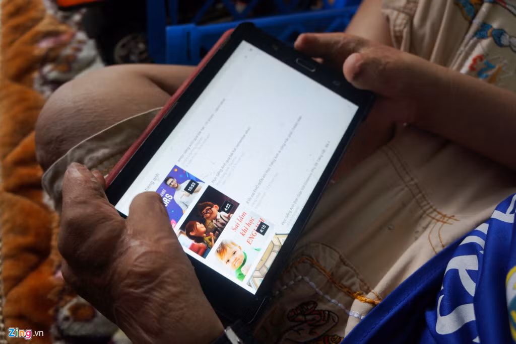 Khi em ngủ hoặc tới nhà giữ trẻ, Linh thường lên mạng để học tiếng Anh. Dù đôi tay khuyết tật nhưng cậu bé sử dụng iPad và điện thoại thuần thục.