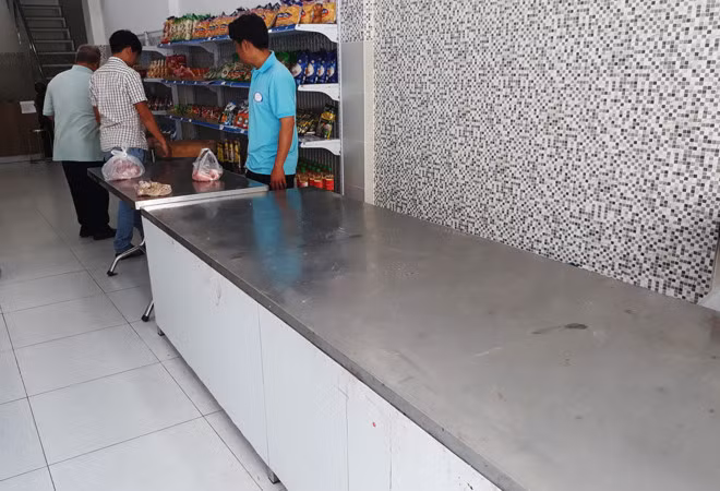 Gian hang trong tron sau 2 gio ban thit 35.000 dong/kg