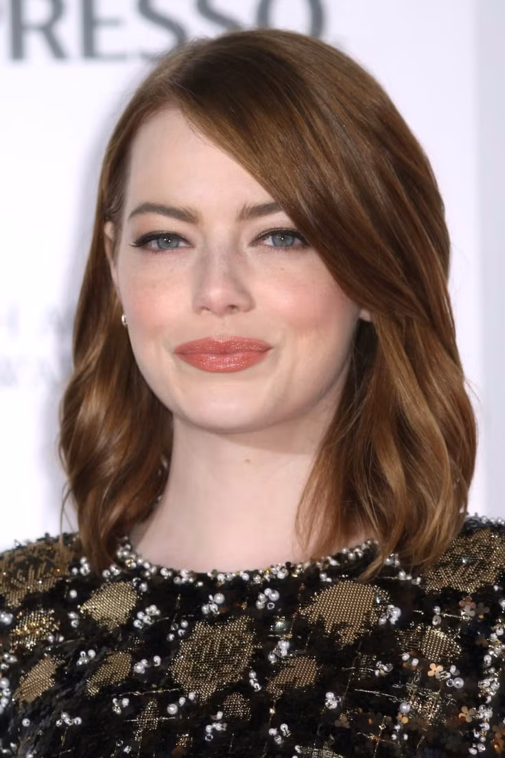 Tóc lob chấm vai đang rất thịnh hành vì đây là một kiểu tóc cực kỳ phù hợp với những bạn gái tóc mỏng. Những lọn tóc xoăn gợn khiến mái tóc trông có độ sâu, còn chiều dài chấm vai giữ cho mái tóc không bị xẹp.