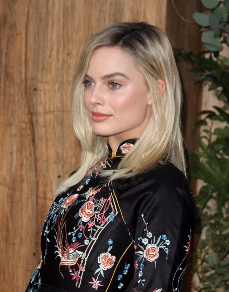 Nếu bạn có mái tóc thưa mỏng nhưng vẫn giữ nguyên độ dài thì có thể cắt tầng rồi chải ngược lên vài lọn tóc để mái tóc trông dày hơn. Lưu ý không nên chải quá nhiều để mái tóc trông vẫn khỏe mạnh. (Nguồn ảnh: SK)