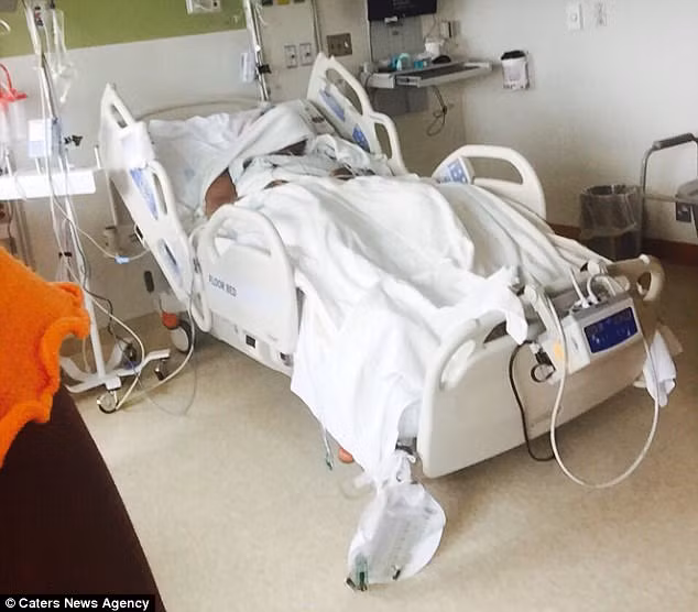 Cô thậm chí còn ngửi thấy mình có mùi mủ và máu, cảm giác đau đớn giống như da thịt bị xé rách. Cô phải nhờ người đỡ thì mới tới gặp được bác sĩ như đã hẹn. Bác sĩ cho biết chưa gặp trường hợp như thế này bao giờ và cho cô kháng sinh về uống. 