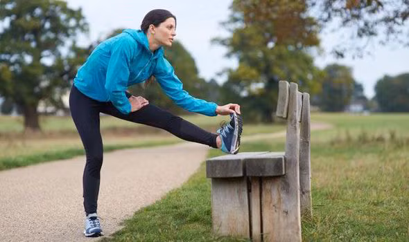 Lười vận động: Một trong những tác dụng tuyệt vời của việc tập thể dục là có lợi cho gan vì cơ thể sẽ tiêu hóa tinh bột hiệu quả hơn, làm giảm lượng tinh bột bị tích trữ ở gan. Vận động sẽ giúp giảm bớt áp lực cho gan khi mỡ bị tích ở đó. 