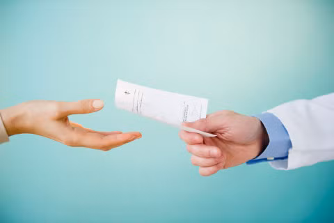 Uống một số loại thuốc theo đơn: Tương tự như uống thuốc giảm đau, một số loại thuốc dù được bác sĩ chỉ định cũng sẽ được trao đổi chất ở gan, tiêu biểu phải kể đến kháng sinh và thuốc chống động kinh. Vì vậy mỗi khi uống loại thuốc mới nên để ý đến cảm giác và kiểm tra máu. (Nguồn ảnh: Thrillist).