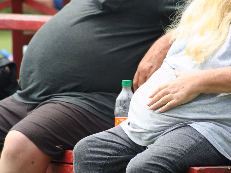 Để bụng bia: Ăn nhiều thực phẩm chế biến và lười vận động sẽ gây thừa cân và ảnh hưởng không tốt đến gan, nhưng nếu để cơ thể béo phì sẽ dẫn đến bệnh gan nhiễm mỡ không do rượu. Điều đáng sợ nhất của bệnh gan nhiễm mỡ là không hề có triệu chứng nên người bị bệnh không hề biết cho đến tận giai đoạn nặng. 