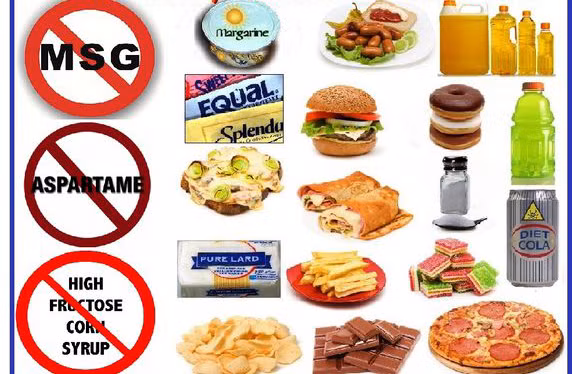 Theo trang Dailymail, những thực phẩm có chứa nhiều chất phụ gia nhất là: xúc xích (30 nguyên liệu thành phần), khoai tây nghiền bán sẵn (7), nước sốt (16), sốt cà chua (12), bánh mì (26), mứt phết làm từ dầu thực vật (18)…. Đây là lý do vì sao bạn nên tự nấu ăn bằng những nguyên liệu tươi để giảm thiểu các nguyên liệu công nghiệp. Khi cần mua thực phẩm đóng gói cần kiểm tra kỹ càng các nguyên liệu thành phần trên nhãn mác. (Nguồn ảnh: WebMD)