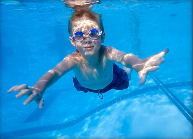 Đối với con trẻ, ngoài cho học bơi, các bậc cha mẹ vẫn phải dặn dò con mình không được xuống nước khi không có người lớn đi cùng, tránh xa các khu vực ao hồ có nước. Những trẻ lớn và kể cả biết bơi giỏi cũng chỉ nên đi bơi khi có bạn đi cùng.