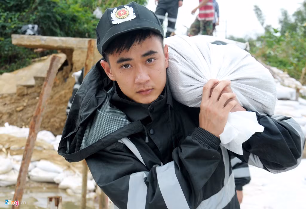 Mưa lũ lịch sử quét qua tạo điểm sạt lở đê nơi đây dài khoảng 100 m, sâu 7 m nên suốt 5 ngày qua, hàng trăm lượt cán bộ chiến sĩ của đơn vị được huy động về đây khắc phục giúp người dân địa phương. 