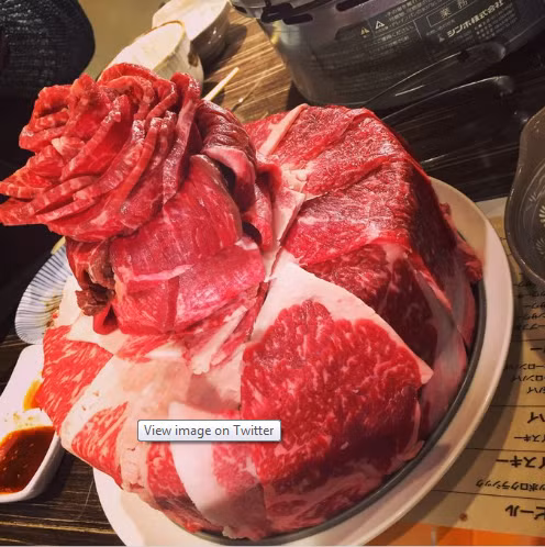 Một bông hoa làm từ thịt bò trông rất ngon mắt.