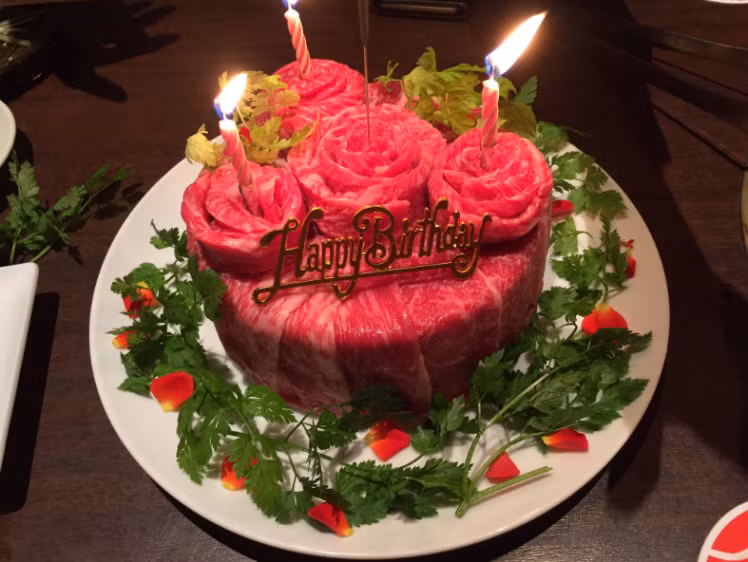 Tại đất nước có rất nhiều điều kỳ quái này đang xuất hiện trào lưu tặng bánh sinh nhật làm bằng thịt sống. Tuy nhiên đây không phải là thịt thường mà là những lát thịt ngon nhất từ bò, lợn hoặc cá xếp chồng lên nhau thành nhiều hình dạng rất đẹp mắt. 