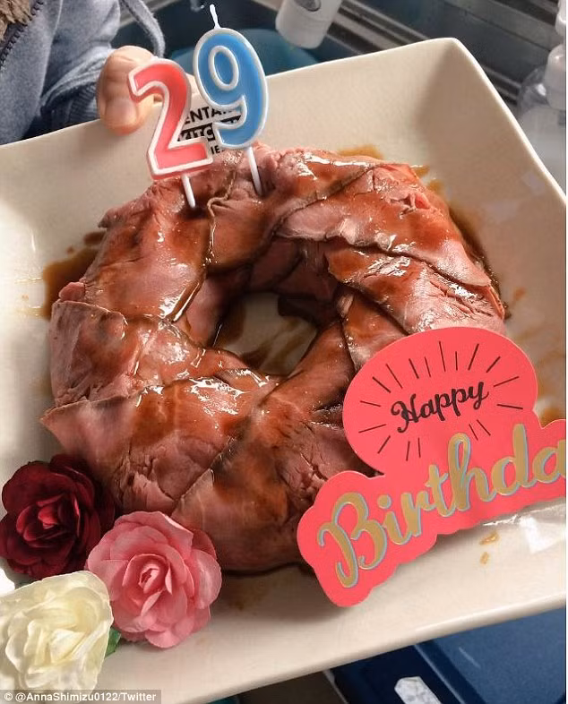 Nếu bánh sinh nhật bình thường không còn khiến bạn thấy vui thì hãy làm một chiếc bánh sinh nhật từ những lát thịt bò sống và thịt hun khói làm quà sinh nhật giống như người Nhật.