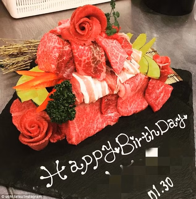 Vậy là đã xong cho một bữa tiệc sinh nhật đầy đủ chất đạm và sắt. Sau mọi thủ tục thổi nến thì chiếc bánh sẽ được mang đi và nướng chín phục vụ mọi người. 