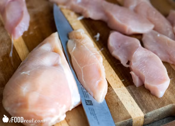 Thịt gà vẫn là nguồn cung cấp protein nạc rất lớn. Những dải màu trắng nhìn chung không ảnh hưởng đến sức khỏe, vì vậy nếu có mua phải thịt gà có vân màu trắng thì cũng không nhất thiết phải bỏ đi. (Nguồn ảnh: Stuff)