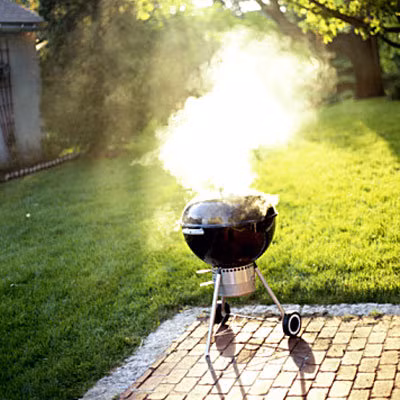 Nếu muốn hạn chế các chất sinh ung thư ở thịt nướng thì không nên nướng thịt chín kỹ. Nhiệt độ càng cao thì lượng HCA sản sinh càng nhiều. Dù hơi lâu một chút nhưng nên cố gắng để nhiệt độ nướng thịt dưới 162 độ C – mốc nhiệt mà HCA bắt đầu hình thành. Tốt nhất là nên đầu tư một chiếc máy đo nhiệt độ thức ăn.