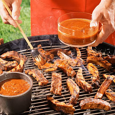 Điều này nghe có vẻ không hợp lý nhưng ướp thịt quá lâu cũng sẽ làm giảm các chất chống oxy hóa có trong nước sốt ướp. Thời gian tối ưu nhất là ướp thịt trong vòng 1-3 tiếng rồi đem nướng. Sau khi nướng xong phết một ít nước sốt lên thịt để làm tăng lượng chất chống oxy hóa. Ảnh: Health.