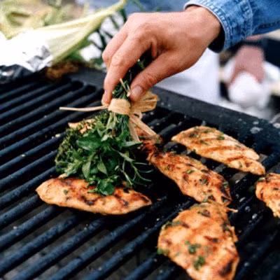 Bí quyết đầu tiên để chế biến thịt nướng vừa ngon lại vừa an toàn đó chính là ướp thịt trước khi nướng để hạn chế sản sinh HCA. Một số loại gia vị cay như xạ hương, tỏi…, có thể loại bỏ tới 60% lượng HCA sản sinh trong quá trình nướng thịt. (Nguồn ảnh: Health)